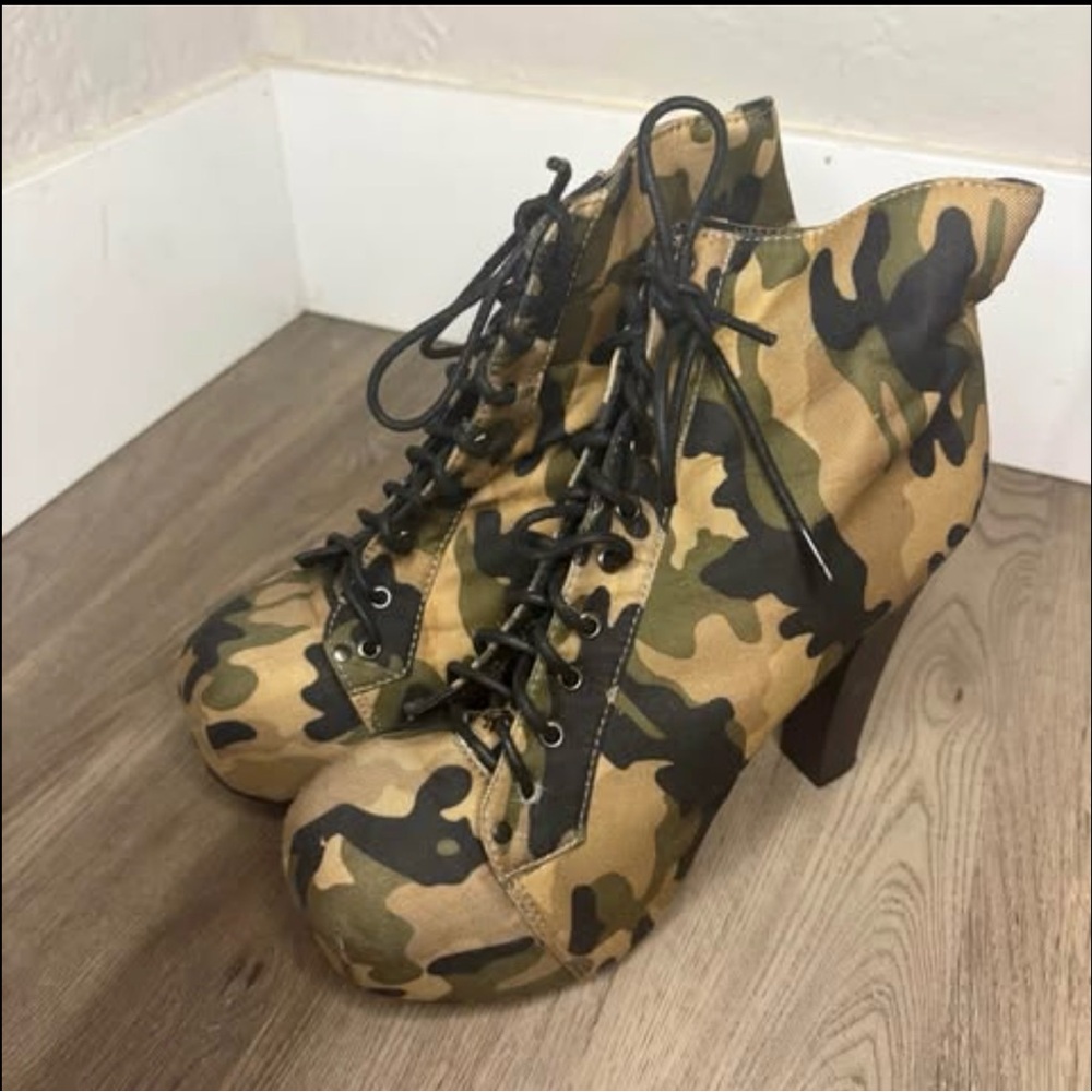 Size 8 Women’s BRAND NEW Camouflage Lace-Up Ankle Boots